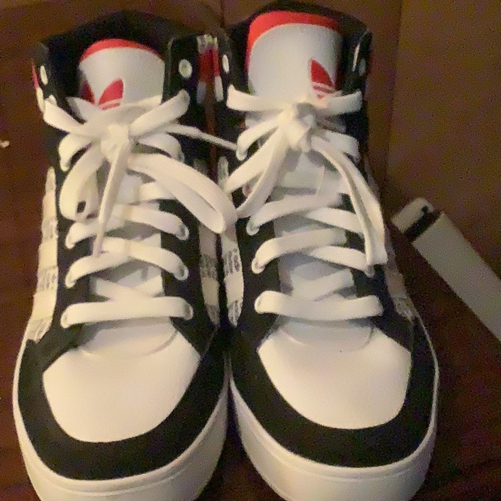 Great condition high top men’s athletic shoes very stylish - Picture 2 of 4